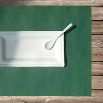 Tovaglietta carta paglia verde con piatto rettangolare bianco in polpa d cellulosa e cucchiaino monouso